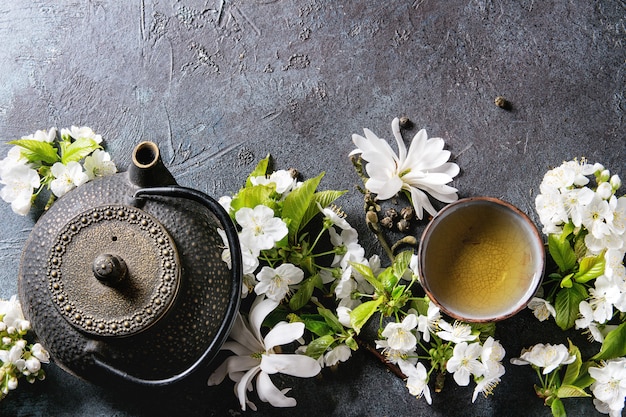 Tè con fiori primaverili