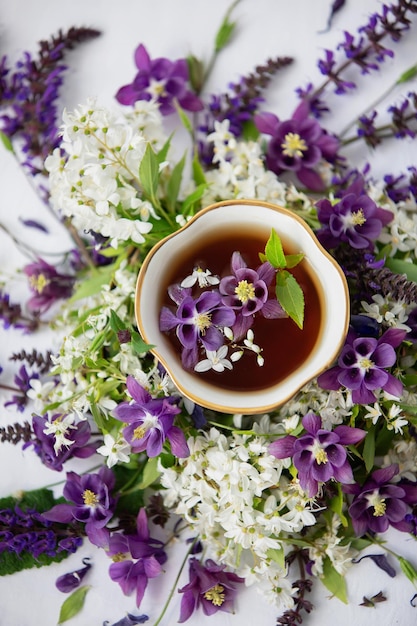 Tè con fiori viola e bianchi