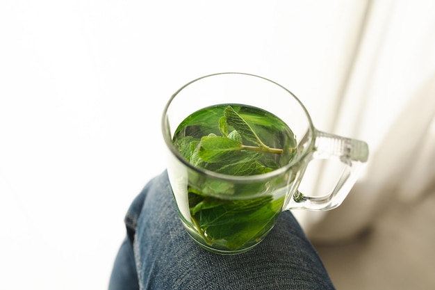 Tè con foglie di menta fresca. L'infuso di menta aiuta con problemi digestivi