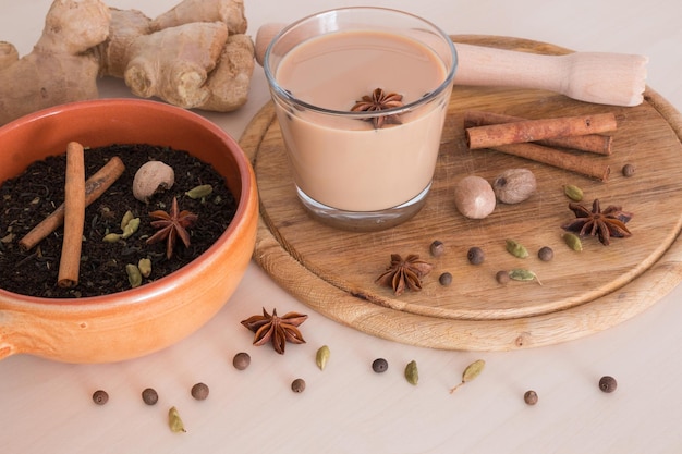Tè con ingredienti in vetro su una tavola da taglio sopra il tavolo