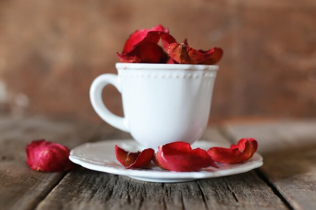 Tè con petali di rosa e zucchero