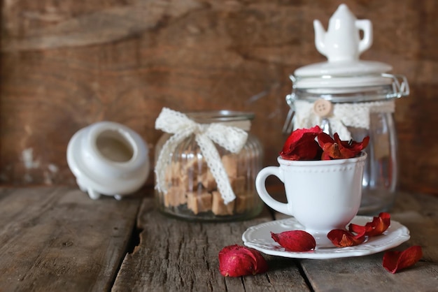 Tè con petali di rosa e zucchero