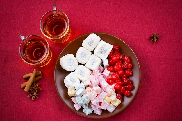 Tè con rahat e frutta secca su un tavolo di legno