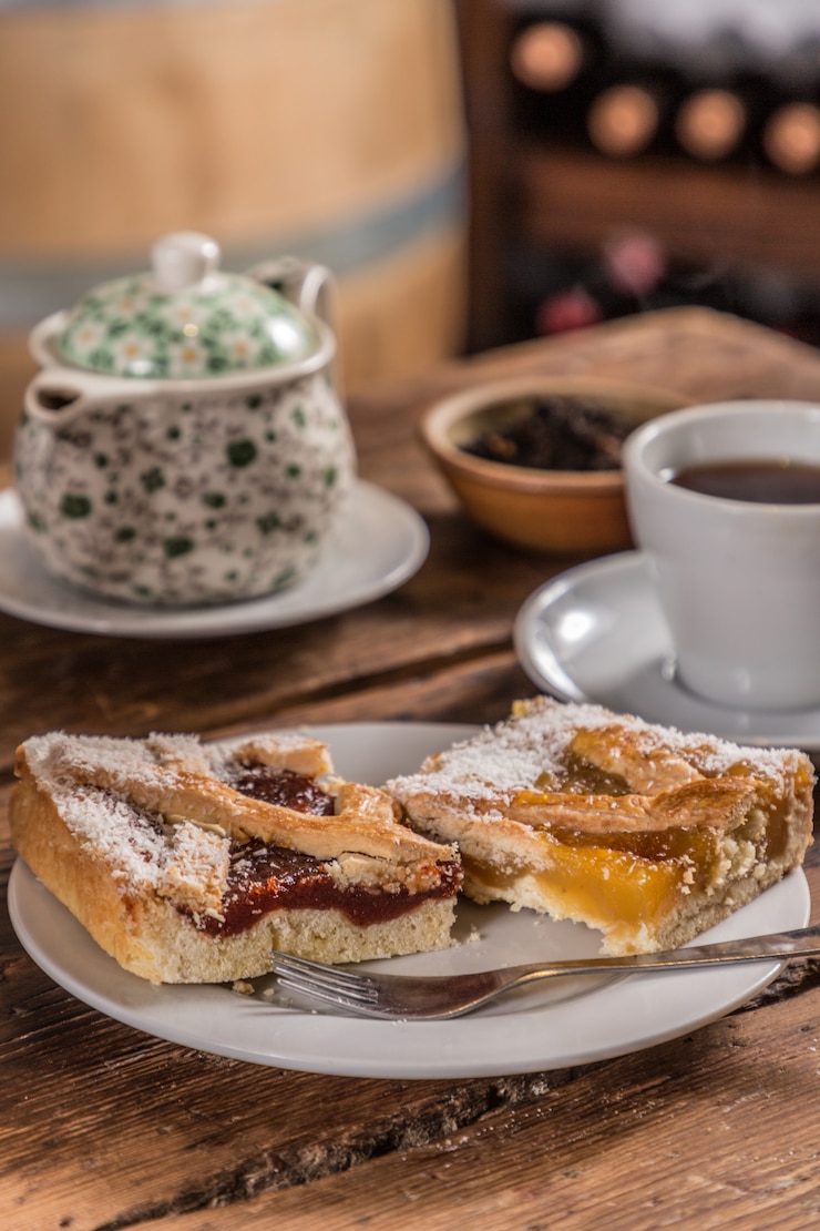 Foto tè con torta di mele cotogne sul tavolo di legno