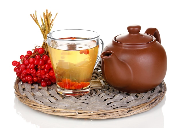 Tè con viburno rosso isolato su bianco
