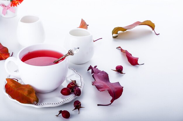 Tè della rosa canina - autunno sano della bevanda