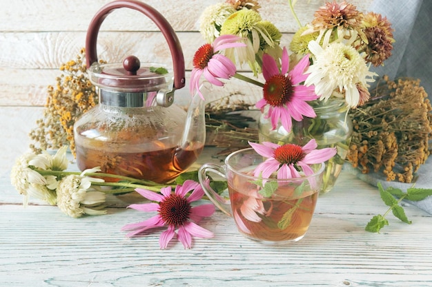 Tè di fiori freschi di echinacea e menta, su un tavolo di legno, erbe medicinali