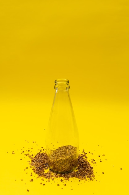 Tè di grano saraceno utile in una bottiglia di vetro