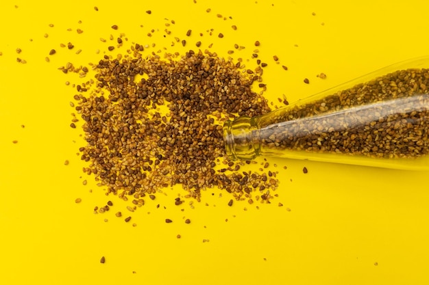 Tè di grano saraceno utile in una bottiglia di vetro
