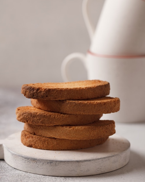 Tè e caffè dolci. Biscotti, salatini, cracker, bagel. Dolci gioie per il tè