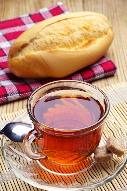 Tè e pane bianco sul primo piano del tavolo