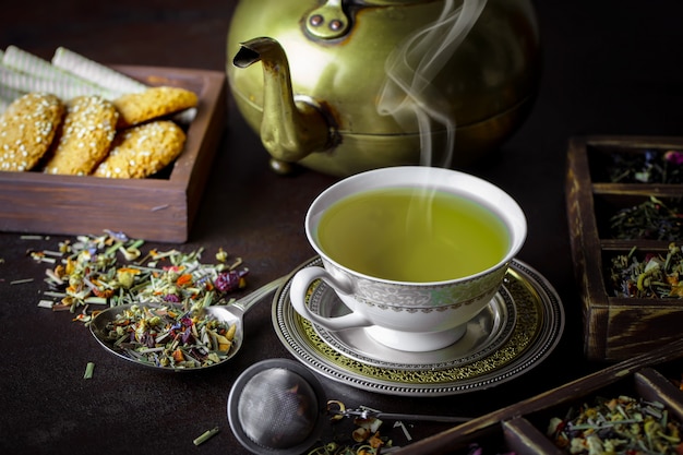 Tè ed erbe su una tavola di legno
