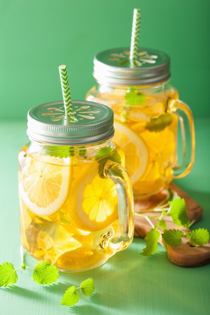 Tè freddo al limone e melissa in barattoli di vetro