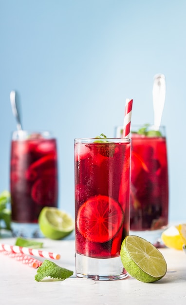 Tè freddo all'ibisco o limonata con lamponi, more, menta e agrumi.