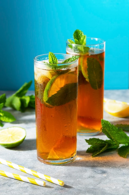 Tè freddo, bevanda rinfrescante estiva con foglie di menta e lime.