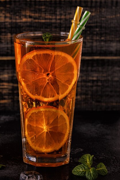 Tè freddo con fette di limone e menta