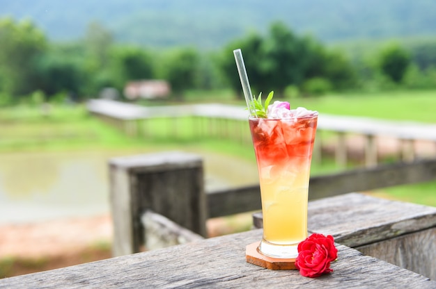 Tè freddo con una rosa di tè Cocktail freddo