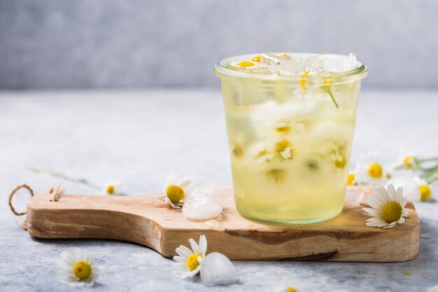 Tè freddo lungo alcolico con fiori di camomilla