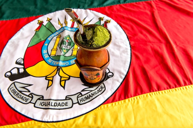 Tè Gaucho yerba mate chimarrao con lo sfondo della bandiera dello Stato del Rio Grande do Sul