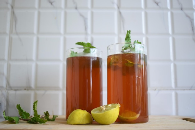 Tè ghiacciato sul tavolo della cucina