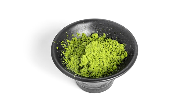 Tè in polvere verde matcha isolato.