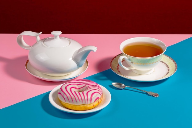 Tè in tazza con dessert su uno sfondo colorato brillante