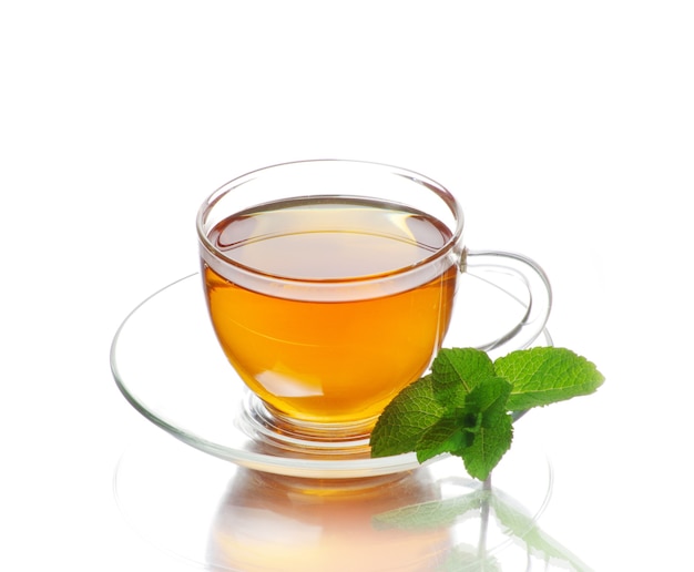 tè in tazza con foglie di menta e limone isolati su sfondo bianco