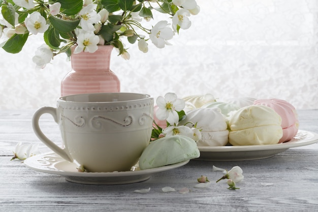 Tè in una bella tazza con fiori