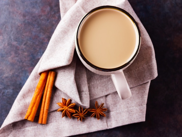 Tè indiano Masala chai con spezie in una tazza