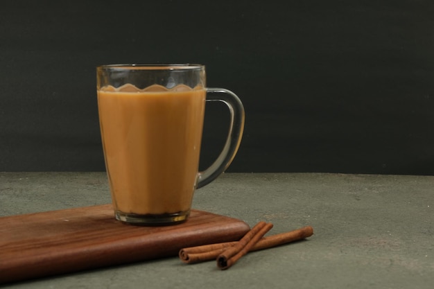tè indiano Masala o tè Chai bevanda calda tradizionale con latte e spezie