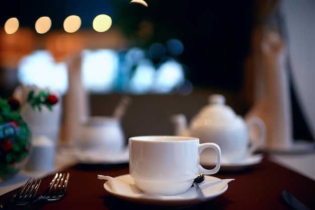 Tè inglese in un bar / tazza e bollitore con tè delle cinque