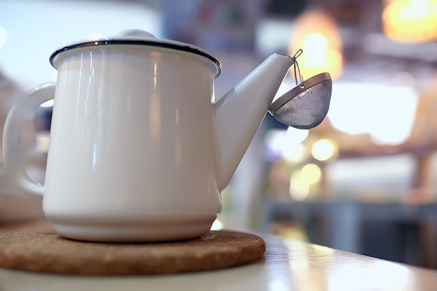 Tè inglese in un bar / tazza e bollitore con tè delle cinque