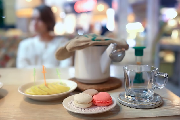 Tè inglese in un bar / tazza e bollitore con tè delle cinque