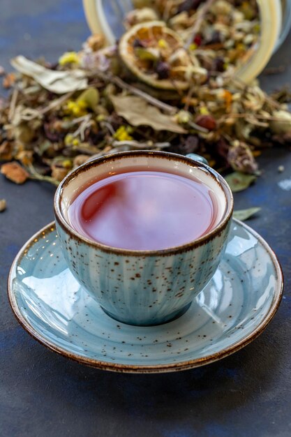 Tè invernale in una tazza su sfondo nero e blu