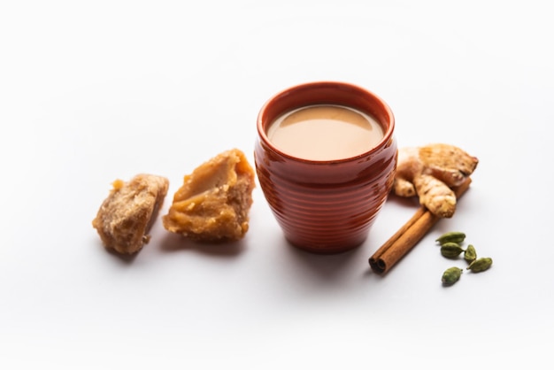 Tè Jaggery o Gur ki chai con ingredienti come zenzero gud o cardamomo verde adrak e cannella