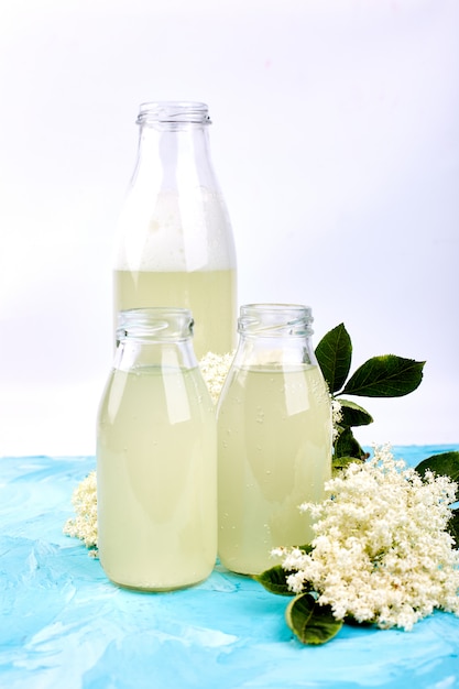 Tè Kombucha con fiori di sambuco