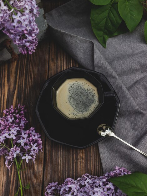 Tè leggero con limone e zenzero in tazza di vetro