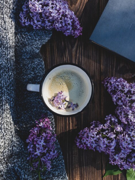 Tè leggero con limone e zenzero in tazza di vetro