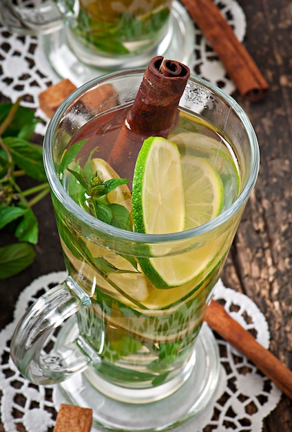 Tè marocchino con menta, lime e cannella