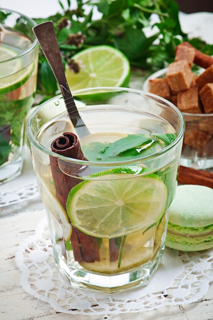 Tè marocchino con menta, lime e cannella