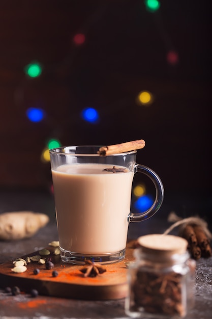 Tè Masala Chai. Bevanda indiana calda con spezie. Immagine con spazio di copia