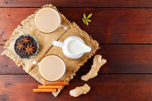 Tè Masala chai con spezie su tela