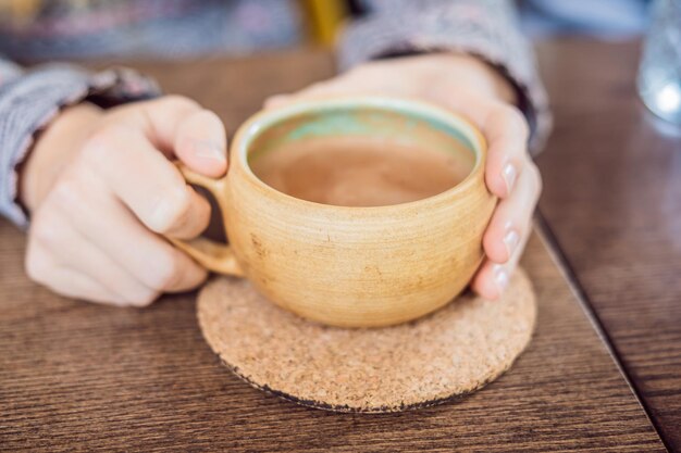 Tè masala indiano dolce fatto in casa Spezie cardamomo e cannella zenzero