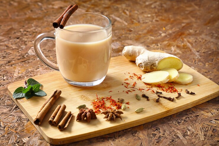 Tè Masala. Tè utile con spezie, ricetta indiana, ingredienti alla lavagna.