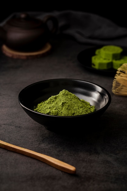 Tè matcha in polvere in una ciotola