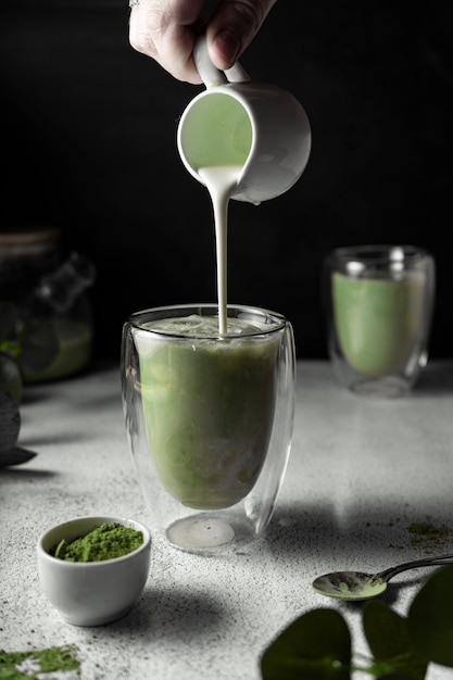 tè matcha preparato in un bicchiere trasparente. una deliziosa bevanda a base di tè verde giapponese in polvere. posizione verticale
