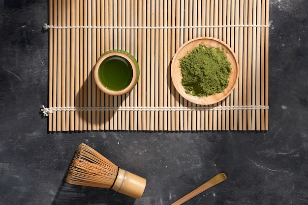 Tè Matcha verde biologico sul tavolo di legno, copyspace