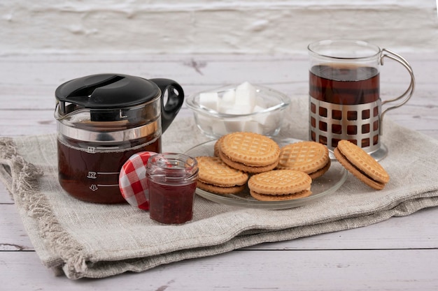 Tè mattutino e biscotti sul tavolo in cucina