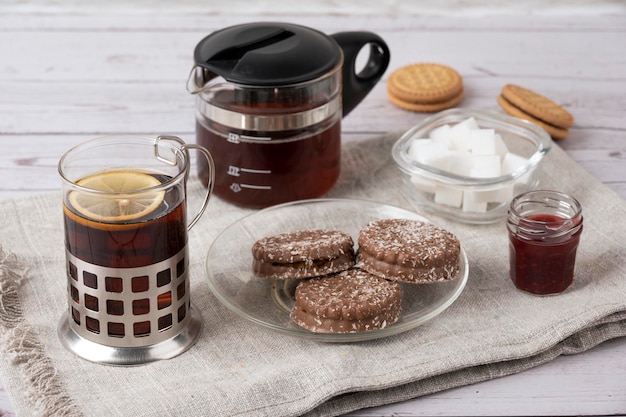 Tè mattutino e biscotti sul tavolo in cucina