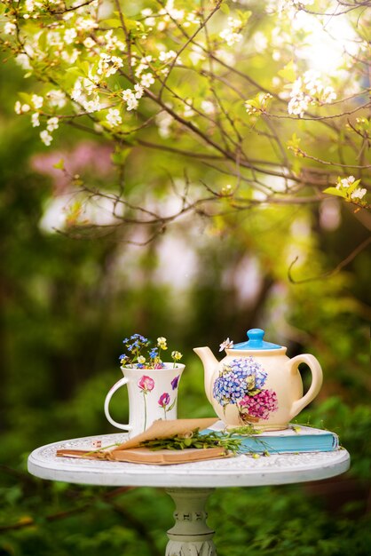 Tè nel giardino dei fiori di ciliegio